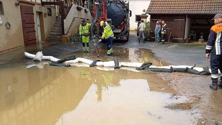 Land unter im Itzgrund: In Lahm und Pülsdorf überflutete der Eggenbach vergangene Woche  binnen weniger Stunden zwei Dörfer und stellte die lokalen Einsatzkräfte vor große Herausforderungen.Foto: Daniel Grell