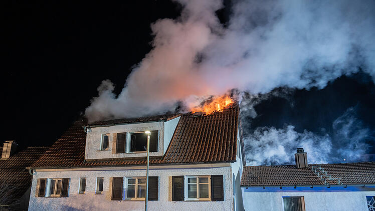 Dachstuhl brennt lichterloh: Gro&szlig;einsatz in Burgkunstadt