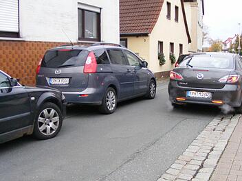 Viele Autofahrer sind in der Adelsdorfer Bahnhofstraße dazu gezwungen, auf den Rad- und Gehweg auszuweichen.Fotos: Mona Lisa Eigenfeld