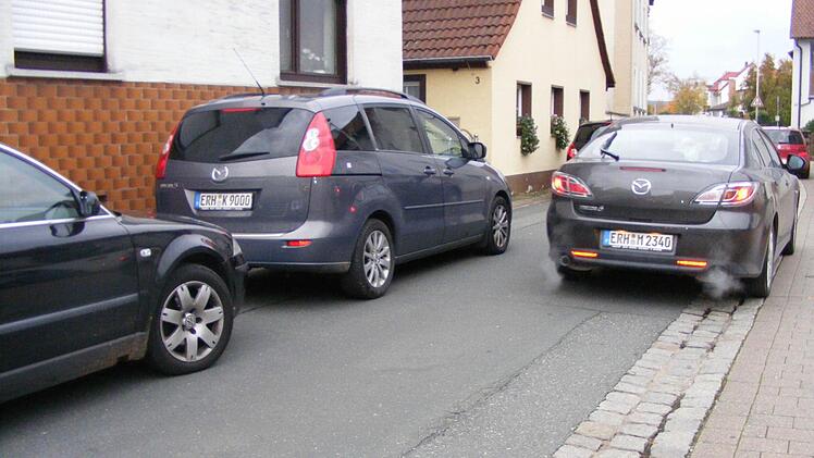 Viele Autofahrer sind in der Adelsdorfer Bahnhofstraße dazu gezwungen, auf den Rad- und Gehweg auszuweichen.Fotos: Mona Lisa Eigenfeld