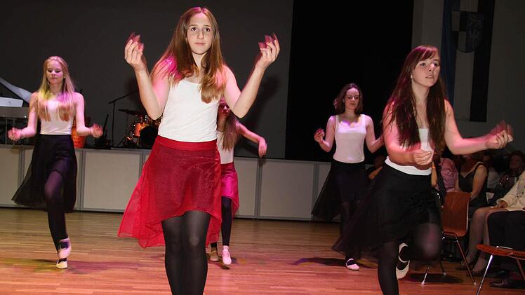 Für eine heiße Perfomance sorgt die Jazz-Dance-Gruppe unter der Leitung von Ballettmeister Eugen Kalinov. Foto: Sonja Adam