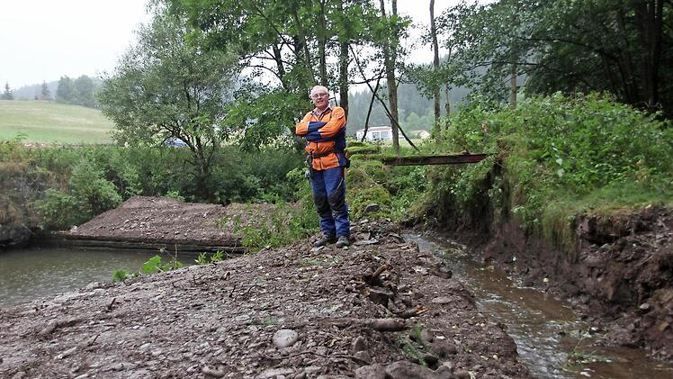 Hermann Lang zwischen aufgestauter Kremnitz und deren neuer Umleitung: Die Fische wurden vergessen.  Foto: Anja Greiner