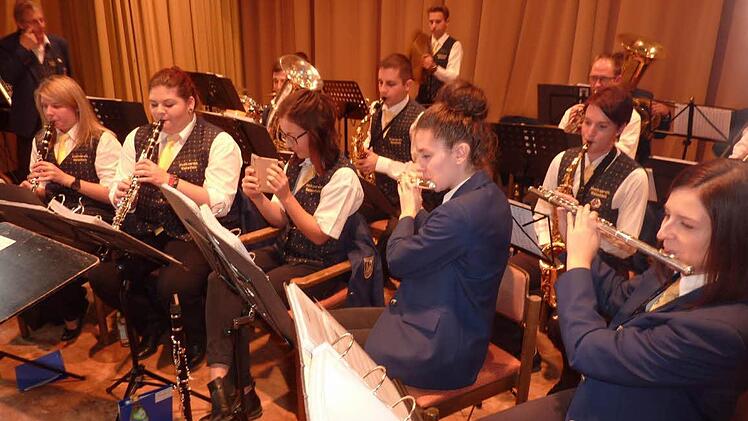 Der Musikverein Wallenfels umrahmte musikalisch das Kreisflößertreffen in Wallenfels.