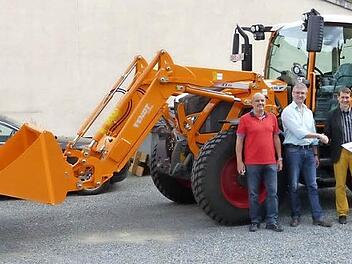 Über den neuen Kommunaltraktor freuten sich unter anderem (von links) Stadtrat Knud Espig, BayWa-Verkaufsleiter Manfred Krug, Bürgermeister Roland Wolfrum und Stadtrat Klaus Witzgall. Foto: Klaus-Peter Wulf
