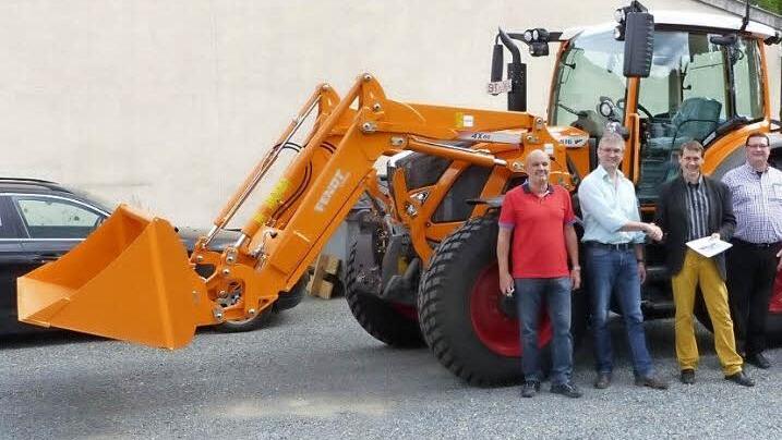 Über den neuen Kommunaltraktor freuten sich unter anderem (von links) Stadtrat Knud Espig, BayWa-Verkaufsleiter Manfred Krug, Bürgermeister Roland Wolfrum und Stadtrat Klaus Witzgall. Foto: Klaus-Peter Wulf