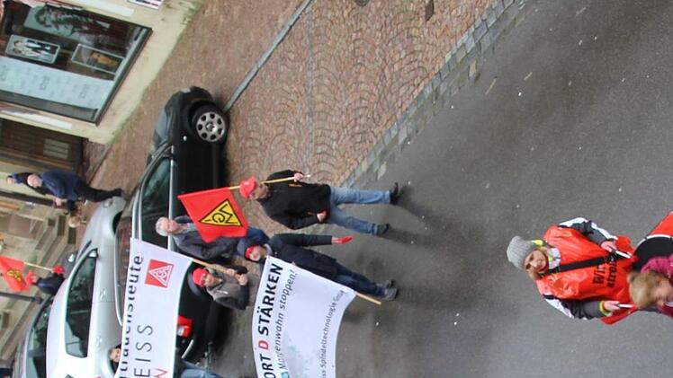 Von unrhythmischen Paukengetrommel angeführt wurde der Protestmarsch zum Marktplatz geleitet.