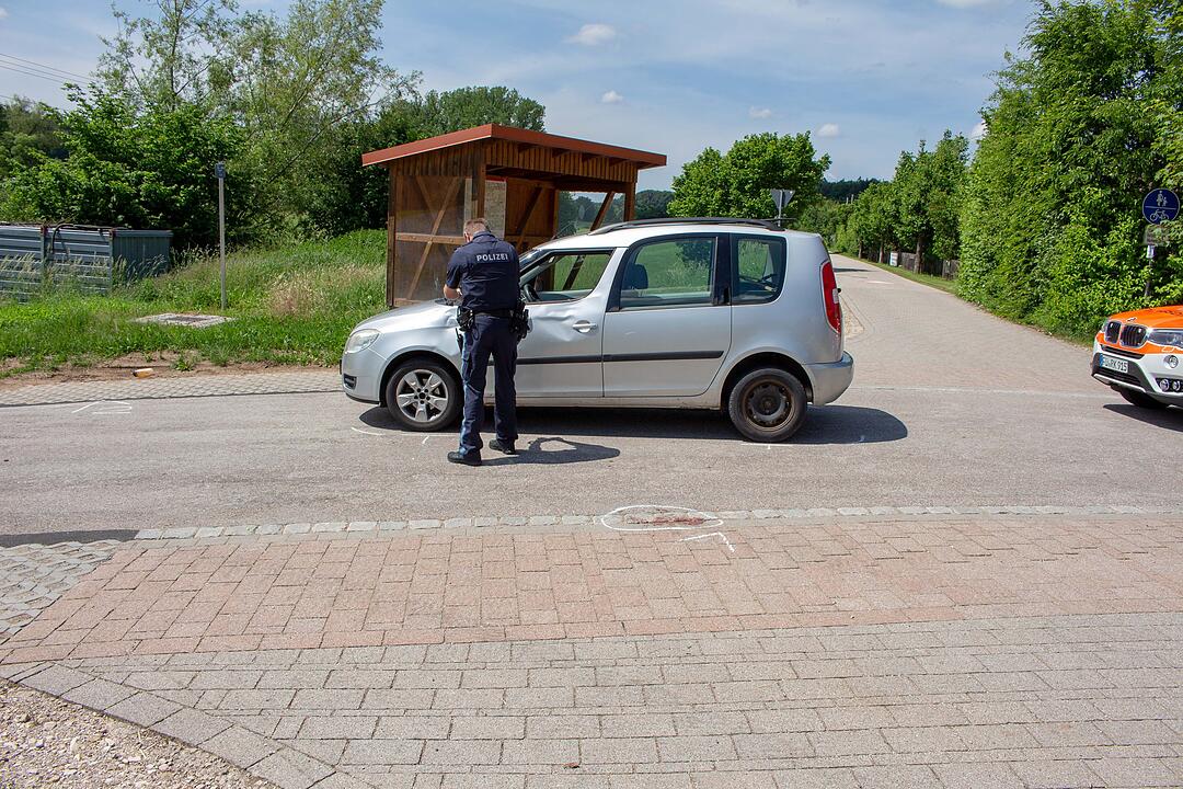 Radfahrer hat Glück im Unglück nach Kollision mit Auto