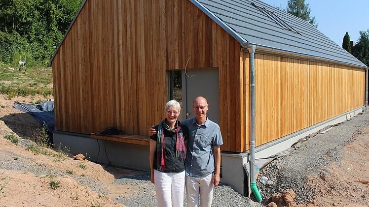 Marina und Johannes Fischer vor dem Neubau, ein Meditationshaus für Suchende. Foto: Julia Raab