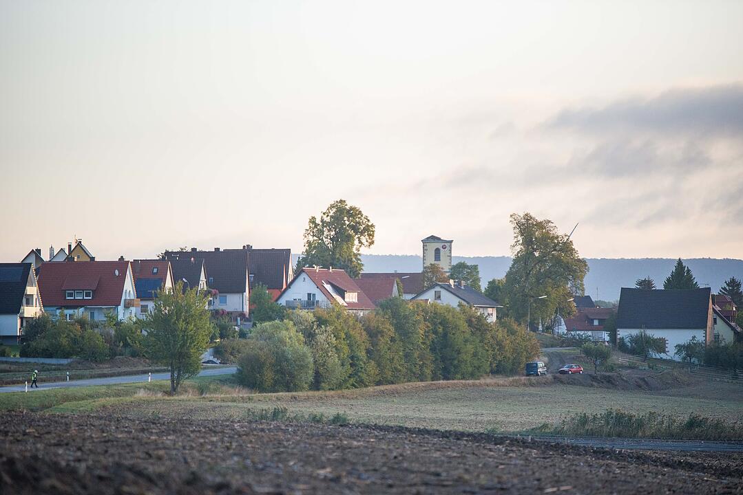 Sturm Fabienne wütet in Unterfranken: Kirchturmspitze abgerissen, Strommasten umgeknickt