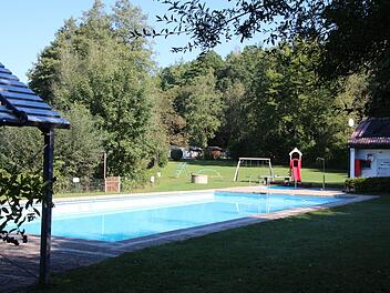 Das Freibad in Autenhausen - heuer hatte es überhaupt nicht geöffnet, weil Wasserwerte nicht stimmten. Foto: Simone Bastian (Archiv)