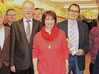 Regina Stump (Mitte) arbeitet seit 40 Jahren im Stadtsteinacher Kindergarten. Zum Jubiläum gratulierten (von links) Sebian Masella, Klaus Geier, Günther Kotschenreuther, Hans Roppelt, Rainer Spindler, Roland Wolfrum, Sabine Sembach, Beate Ott und Klaus Oberkofler. Foto: Klaus Klaschka