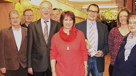 Regina Stump (Mitte) arbeitet seit 40 Jahren im Stadtsteinacher Kindergarten. Zum Jubiläum gratulierten (von links) Sebian Masella, Klaus Geier, Günther Kotschenreuther, Hans Roppelt, Rainer Spindler, Roland Wolfrum, Sabine Sembach, Beate Ott und Klaus Oberkofler. Foto: Klaus Klaschka