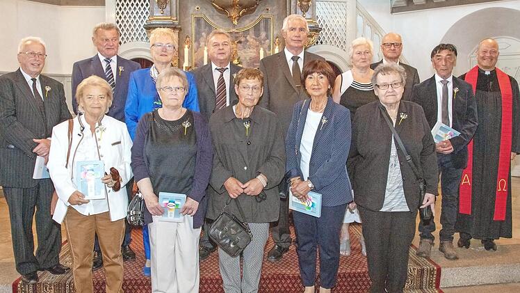 Vor 60 Jahren haben sich die heutigen diamantenen Konfirmanden zu ihrer Taufe bekannt; rechts Pfarrer Matthias Hain.