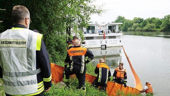 Einsatz auf dem Main bei Ottendorf im Mai 2015: Feuerwehrleute mussten &Ouml;l absch&ouml;pfen. Der Bund will Schonungen die Feuerwehrkosten nicht erstatten. Er klagte gegen den Bescheid - und verlor. Foto: David Englert