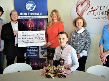 14 000 Euro hat der Verein "Musik verbindet! Das Benefizkonzert Kulmbach" an den Verein "Herzenhören" gespendet. Im Bild (stehend, von links) Kilian Pistor, Lukas Alois Roth, Sascha Seuß, Erika Erhardt und Ursula Laaber sowie (sitzend) Kathrin Seuß-Laaber.  Foto: Werner Reißaus