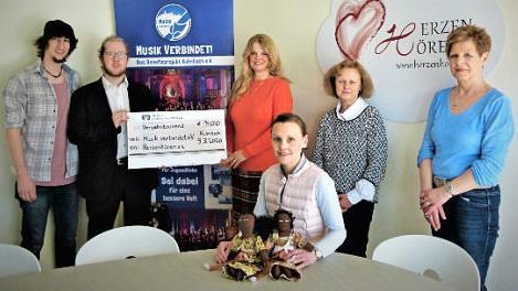 14 000 Euro hat der Verein "Musik verbindet! Das Benefizkonzert Kulmbach" an den Verein "Herzenhören" gespendet. Im Bild (stehend, von links) Kilian Pistor, Lukas Alois Roth, Sascha Seuß, Erika Erhardt und Ursula Laaber sowie (sitzend) Kathrin Seuß-Laaber.  Foto: Werner Reißaus