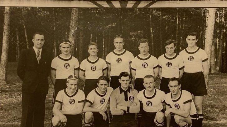 Diese historische Aufnahme aus dem "Waldstadion" zeigt eine der ersten Fußball-Mannschaften des FC Feuerthal. Foto: Andrea Beck-Gradert