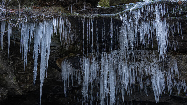 Wasserfall eingefroren: Minusgrade sorgen für eisige Kulisse