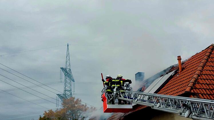 Wohnhausbrand in Trainau sorgt für Großeinsatz - ganzes Dorf ohne Strom