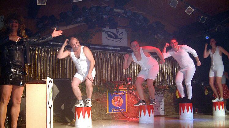 Der Elferrat in Zell ist bei den Büttensitzungen selber immer aktiv. Heuer als dressierter Mann