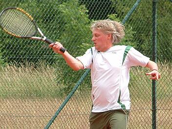 Ein Garant des 5:4-Sieges der Herren 40 des TC Steinwiesen beim TC Selbitz und damit für die Meisterschaft in der Bezirksklasse 2 war Mike Nessel (Bild). Er gewann sein Einzel und das Doppel mit Martin Simon nach jeweils zwei Sätzen.  Foto: Hans Franz
