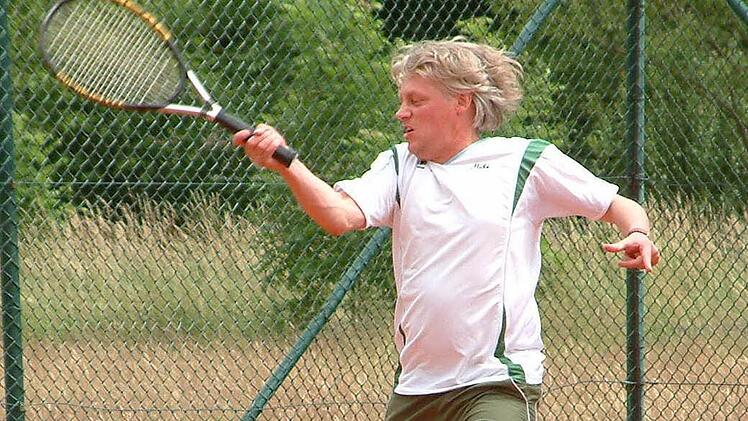 Ein Garant des 5:4-Sieges der Herren 40 des TC Steinwiesen beim TC Selbitz und damit für die Meisterschaft in der Bezirksklasse 2 war Mike Nessel (Bild). Er gewann sein Einzel und das Doppel mit Martin Simon nach jeweils zwei Sätzen.  Foto: Hans Franz