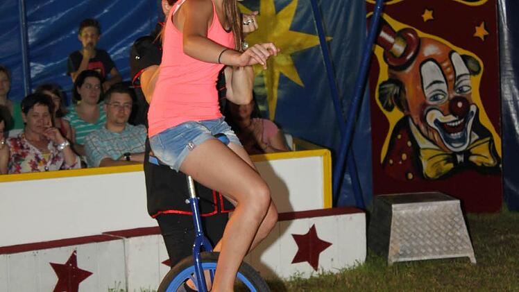 Toll: per Einrad auf der Slackline!