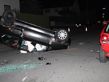 Nach dem Anstoß am Polo überschlug sich der Wagen der Unfallverursacherin in der Albrecht-Dürer-Straße in Höchstadt. Foto: Andreas Dorsch