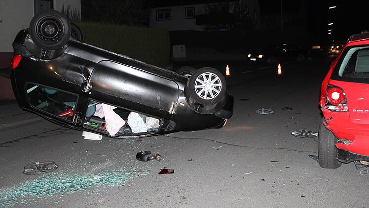 Nach dem Anstoß am Polo überschlug sich der Wagen der Unfallverursacherin in der Albrecht-Dürer-Straße in Höchstadt. Foto: Andreas Dorsch