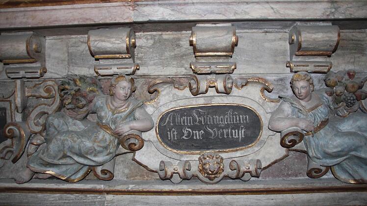 Ein Detail des Epitaphs.