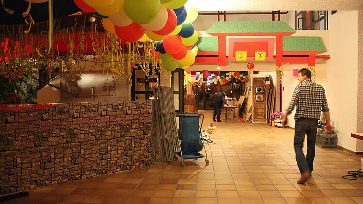 Im Foyer wurden bereits Luftballons und Tresen installiert. Foto: Miriam Hegner