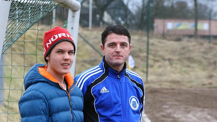JFG-Trainer Vlaznim Iljazi (rechts) mit Gregor Götz. Foto: Monika Limmer