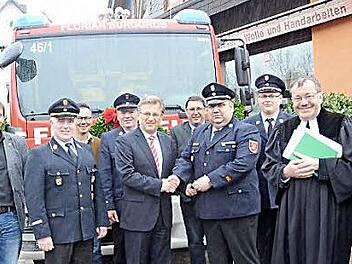 Fahrzeugsegnung und Schlüsselübergabe für ein neues Feuerwehrauto der Feuerwehr Burggrub. Mit im Bild Landratsstellvertreter Gerhard Wunder (rechts), Pfarrer Michael Foltin (2.v.r.), Bürgermeister Rainer Detsch (7.v.l.), Kommandant Dirk Raupach (4.v.r.), Kreisbrandrat Joachim Ranzenberger (4.v.l.) sowie weitere Mitglieder der Kreisbrandinspektion, Gemeinderäte und Ehrengäste.  Foto: Karl-Heinz Hofmann