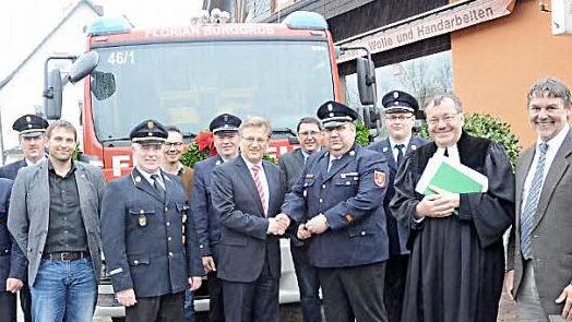 Fahrzeugsegnung und Schlüsselübergabe für ein neues Feuerwehrauto der Feuerwehr Burggrub. Mit im Bild Landratsstellvertreter Gerhard Wunder (rechts), Pfarrer Michael Foltin (2.v.r.), Bürgermeister Rainer Detsch (7.v.l.), Kommandant Dirk Raupach (4.v.r.), Kreisbrandrat Joachim Ranzenberger (4.v.l.) sowie weitere Mitglieder der Kreisbrandinspektion, Gemeinderäte und Ehrengäste.  Foto: Karl-Heinz Hofmann