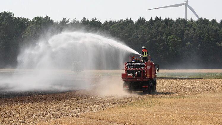 Ein Feld direkt brannte am Freitagnachmittag am ersten Windrad der WEA Windheim. Foto: Arnold Nöth
