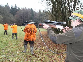 Erwin Passing (rechts) und seine Kollegen lassen sich bei der Drückjagd auf Wildschweine über die Schulter schauen.Foto: Stephan Tiroch