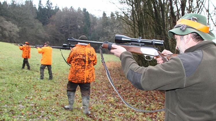 Erwin Passing (rechts) und seine Kollegen lassen sich bei der Drückjagd auf Wildschweine über die Schulter schauen.Foto: Stephan Tiroch
