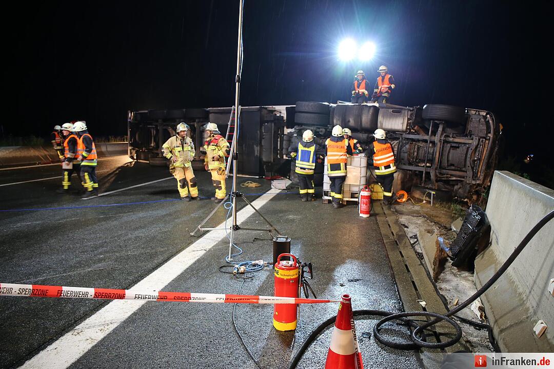 Lkw kippt um und blockiert komplette A9