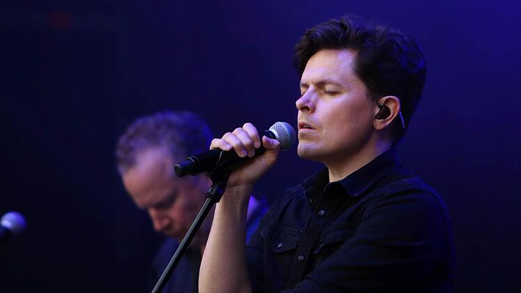 Michael Patrick Kelly zog seine Zuhörer beim Gastspiel im Rahmen des "Tambacher Sommers". Foto: Jochen Berger