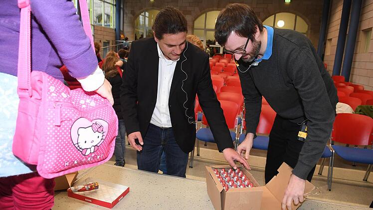 Am 19. Dezember erforschten Jungen und Mädchen an der Kinder-Uni, wie der Nikolaus es schafft, alle Geschenke rechtzeitig und bei den richtigen Empfängern abzugeben. Zum Schluss gab es für alle noch einen ganz süßen Nikolaus. Foto: Ronald Rinklef