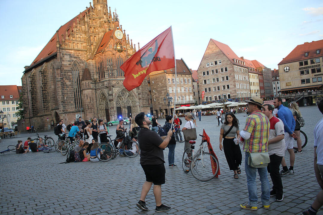 Spontandemo gegen Abschiebepraxis - 60 vorwiegende junge Menschen protestieren friedlich gegen Asylpolitik