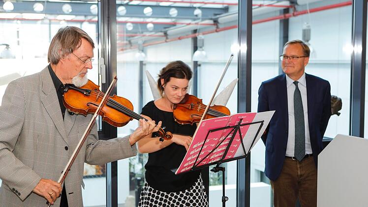 Walter Forchert und Susanne Rödel überraschten mit einem Ständchen. Foto: Matthias Hoch