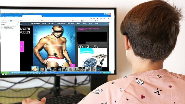 Die digitale Welt hat Einzug gehalten ins Kinderzimmer, M&auml;dchen spielten fr&uuml;her mit Barbie-Puppen. Heute surfen sie mit dem PC rund um den Globus - und sind dabei vielen Gefahren ausgesetzt.  Symbolfoto: Klaus R&ouml;ssner