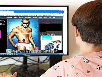 Die digitale Welt hat Einzug gehalten ins Kinderzimmer, Mädchen spielten früher mit Barbie-Puppen. Heute surfen sie mit dem PC rund um den Globus - und sind dabei vielen Gefahren ausgesetzt.  Symbolfoto: Klaus Rössner