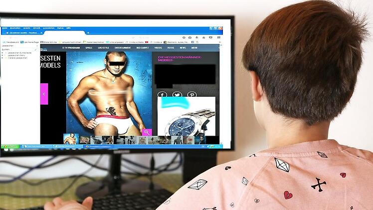 Die digitale Welt hat Einzug gehalten ins Kinderzimmer, Mädchen spielten früher mit Barbie-Puppen. Heute surfen sie mit dem PC rund um den Globus - und sind dabei vielen Gefahren ausgesetzt.  Symbolfoto: Klaus Rössner