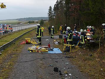 Bei dem schweren Unfall auf der A71 bei Strahlungen wurde ein Mensch schwer verletzt. Fotos: Hanns Friedrich
