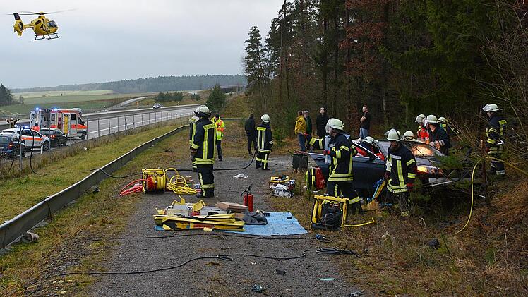 Bei dem schweren Unfall auf der A71 bei Strahlungen wurde ein Mensch schwer verletzt. Fotos: Hanns Friedrich