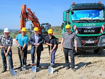 Beim symbolischen ersten Spatenstich für das Baugebiet "Centleite II" in Maßbach:  Bauhofleiter Wolfgang Brust, Frank Mauer von der Bauverwaltung, Bürgermeister Matthias Klement, Planer Matthias Kirchner und Bauleiter Jochen Schmidt. Dieter Britz