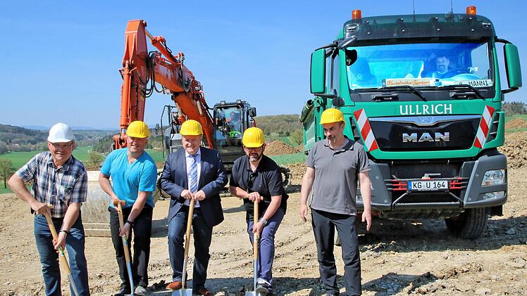 Beim symbolischen ersten Spatenstich für das Baugebiet "Centleite II" in Maßbach:  Bauhofleiter Wolfgang Brust, Frank Mauer von der Bauverwaltung, Bürgermeister Matthias Klement, Planer Matthias Kirchner und Bauleiter Jochen Schmidt. Dieter Britz