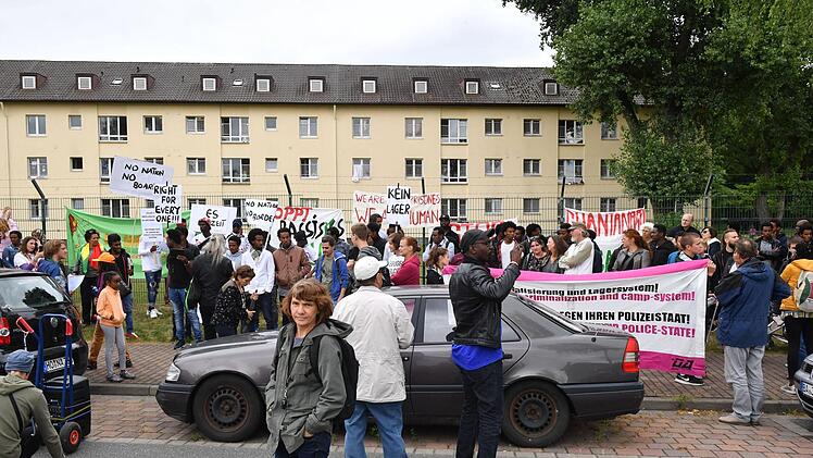 200 Menschen demonstrierten am Samstag, 23. Juni, gegen die Aufnahmeeinrichtung Oberfranken. Foto: Ronald Rinklef